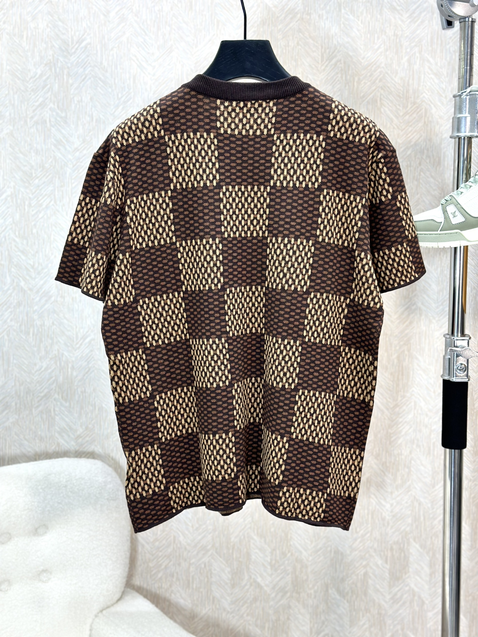 Áo phông T-shirt len Louis Vuitton LV Nâu họa tiết caro logo LV đính đá thêu ngực Like Auth on web VTN